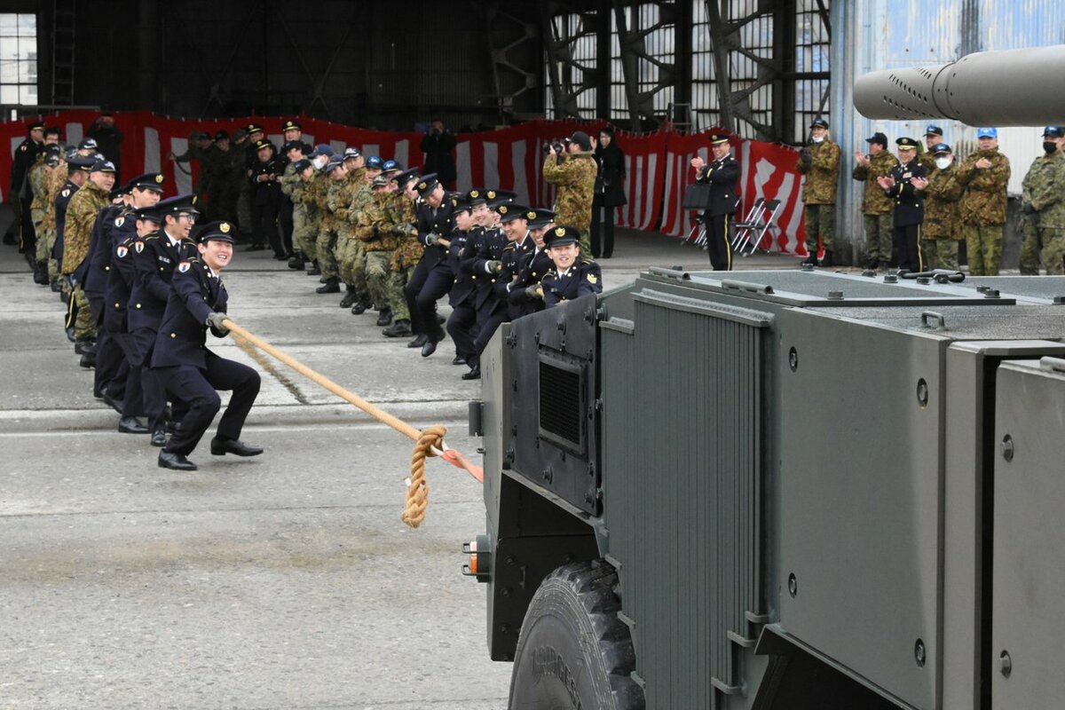 滋賀県高島市の陸上自衛隊今津駐屯地で「二十歳の集い」 機動戦闘車の