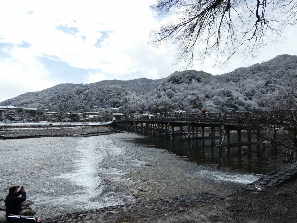 京都・渡月橋付近は墨絵のような景色に 嵐山も雪化粧、観光客ら