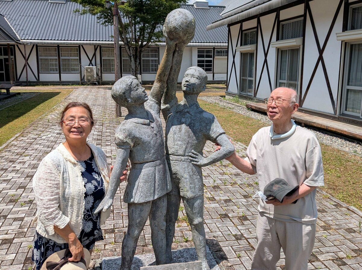 京都の小中学校に点在「たくましい子の像」の由来とは モデルの女性が