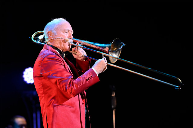 3407.昔の海外ディズニーワールドピン クリスマス バックステージ