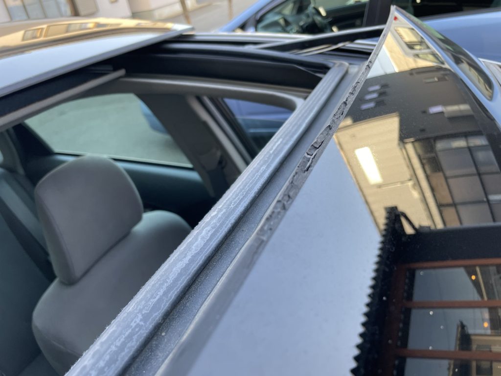 他車との違いを大切に、30プリウス 前期 ムーンルーフガラス交換