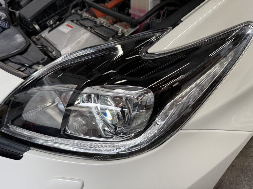 30プリウス後期 Gツーリングセレクション、車検時のヘッドライト交換