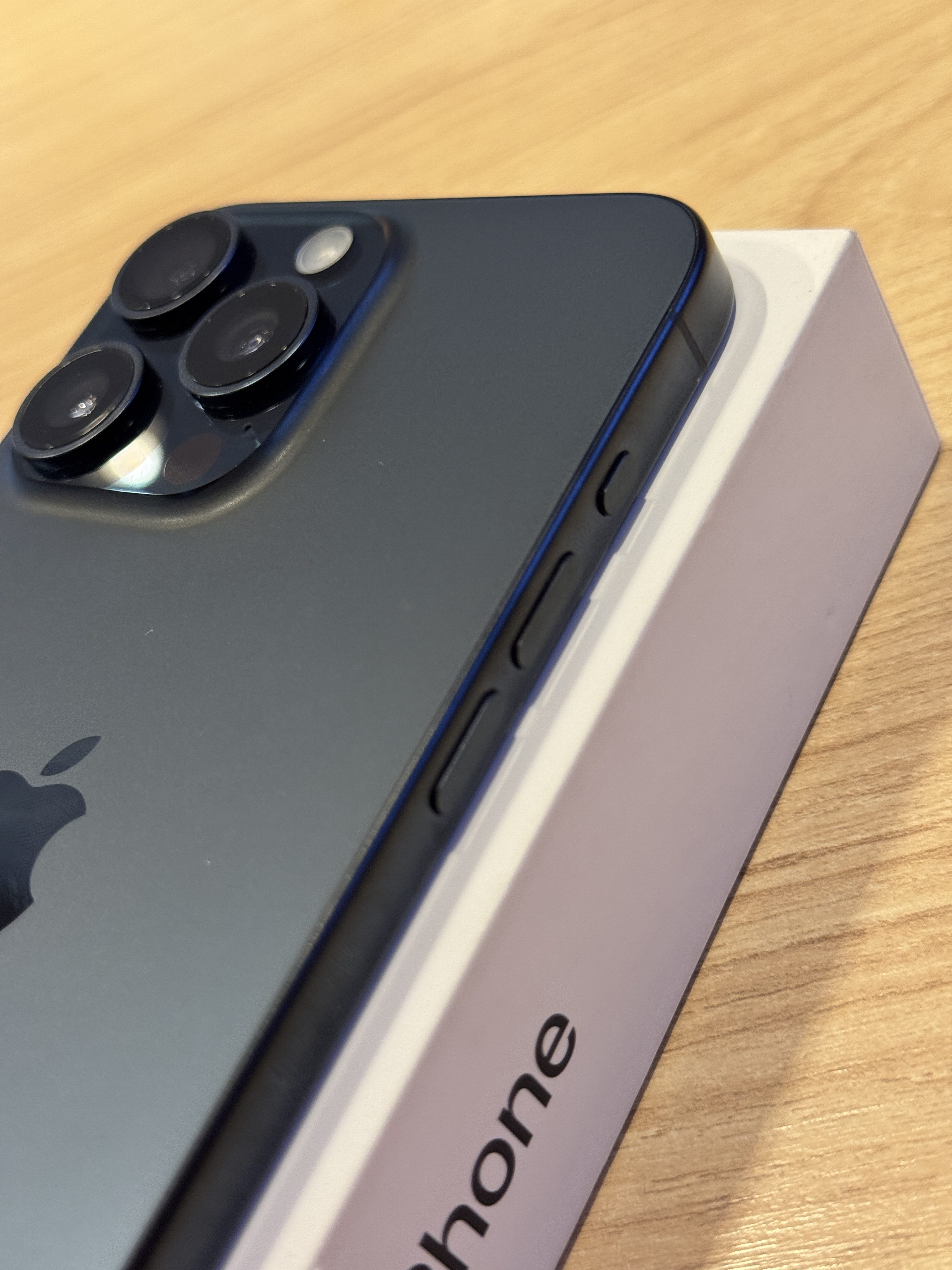 iPhone 15 Pro Max 256GB TITÂNIO AZUL (seminovo) – LS