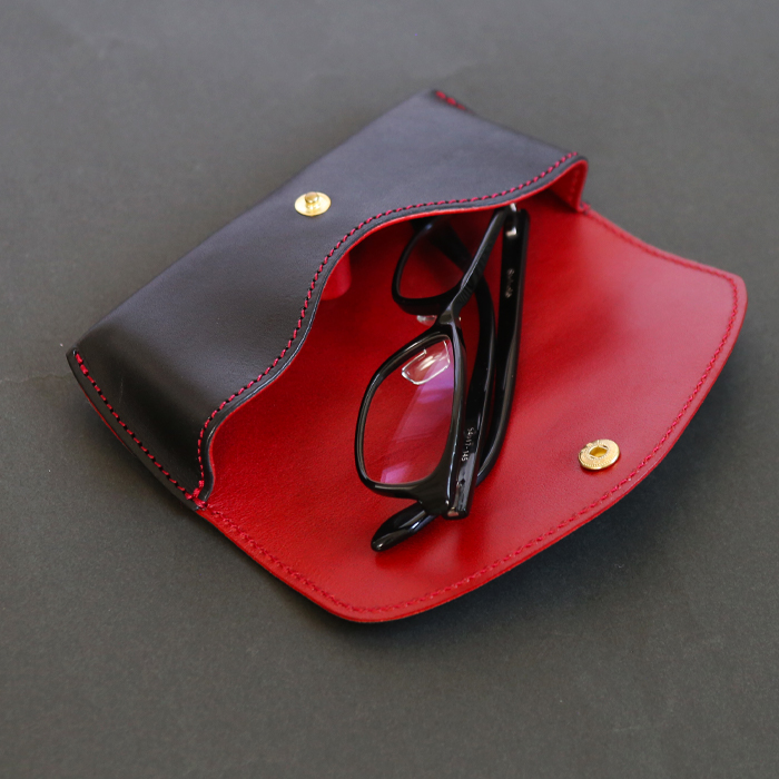 フラップメガネケース｜革鞄と革小物のPORCO ROSSO（ポルコロッソ）