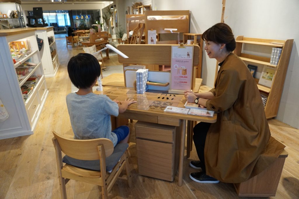 子供の学習机】買い時と選び方を憧れのアクタスで学ぶ | LEE