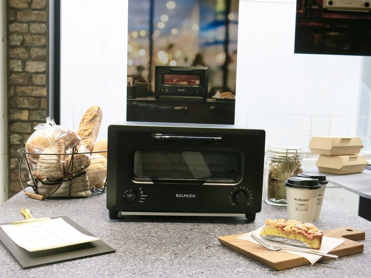 バルミューダ】新トースター「リベイカー」が画期的！パン＆揚げ物が
