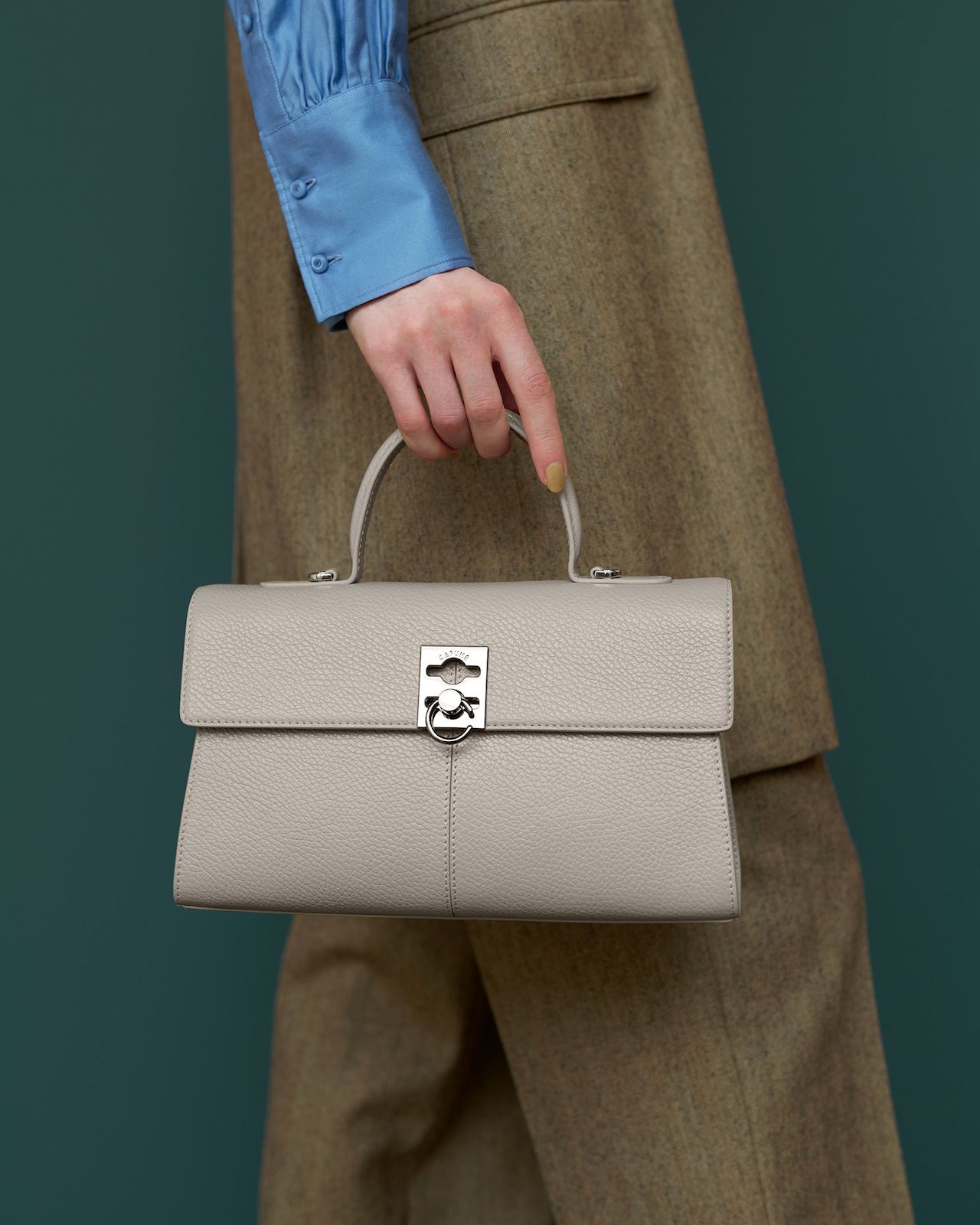 トゥモローランド×カフネ】上品な別注バッグはカジュアル派にこそ