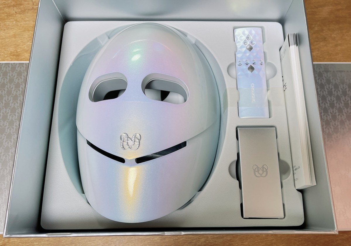 最新美容家電】1年のごほうびに！首やデコルテまでケアできるLEDマスク