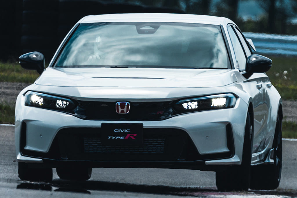 シビックTYPE R」に「レーシングブラックパッケージ」登場！黒で統一