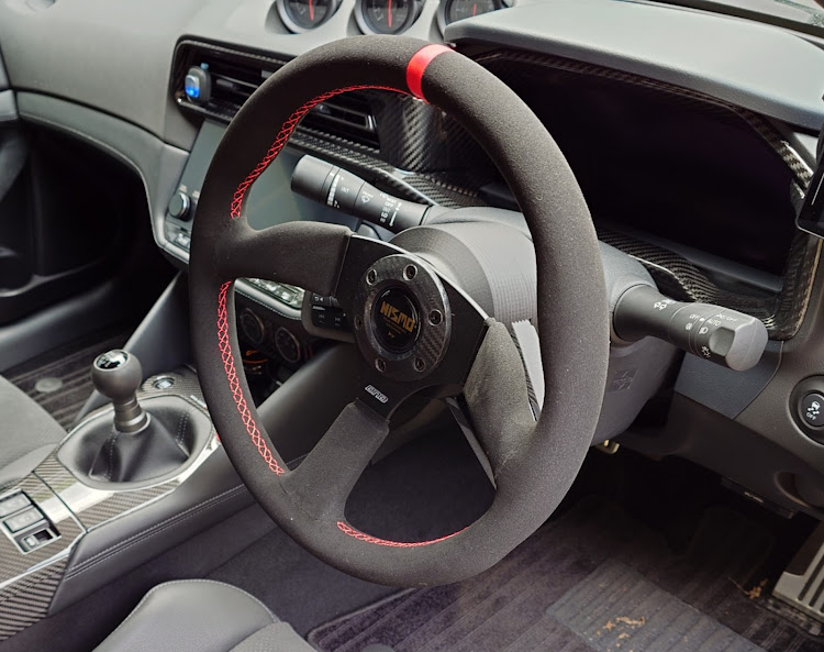 フェアレディZのステルスグレー・カスタム・ステアリング・ラ