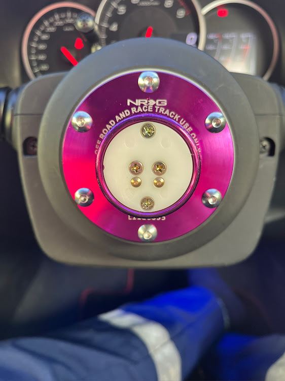 momo ステアリング NRGクイックリリース ステアリングSWカーボン