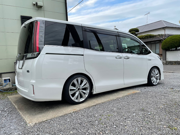 エスクァイアのエスクァイア・TEIN FLEX Z・車高調・純正流用