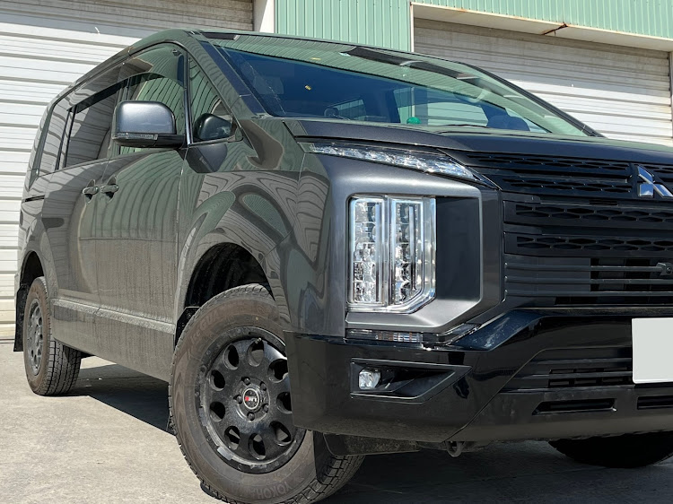 デリカD:5のデリカD:5・北海道・グリル塗装・チッピングブラック塗装