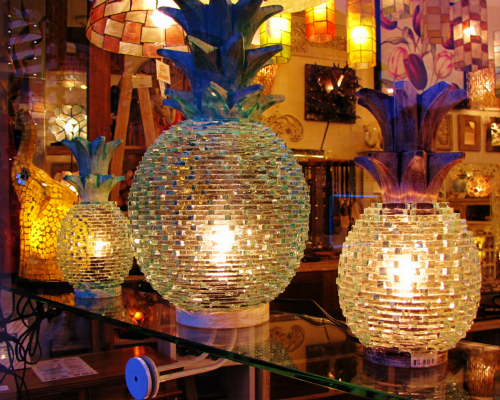 パイナップルのデザインとトロピカルな色合いのパイナップルテーブルランプ