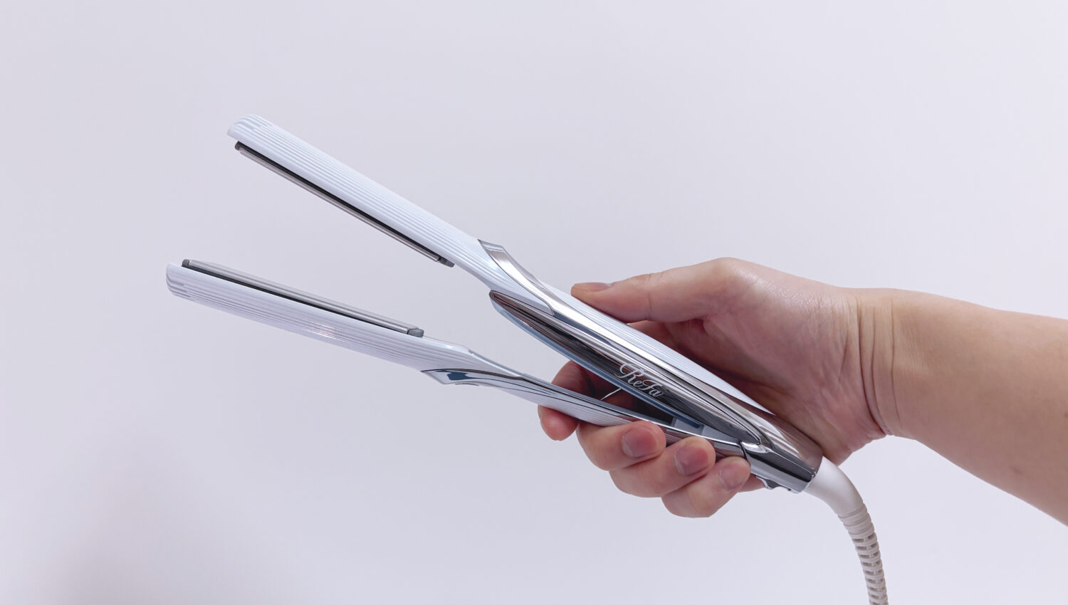 ストレート比較】絹女・リファヘアアイロンプロならどっちがおすすめ