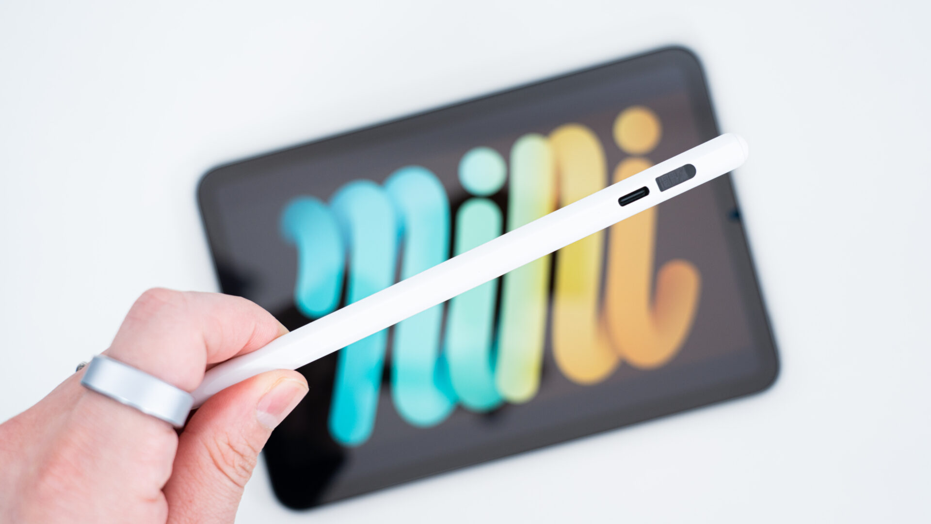 iPad mini(A17 Pro)に完全互換したペンシルが登場！｜側面に貼り付く