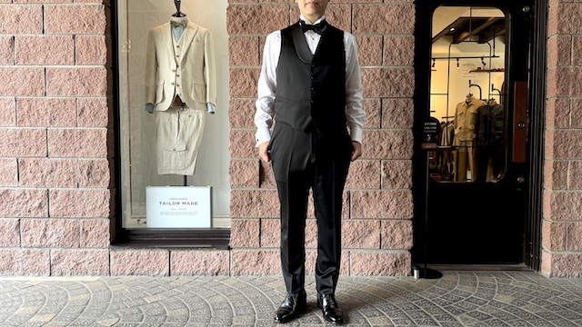 オーダータキシード｜ブラックの襟付きベストスタイル｜オーダーメイド