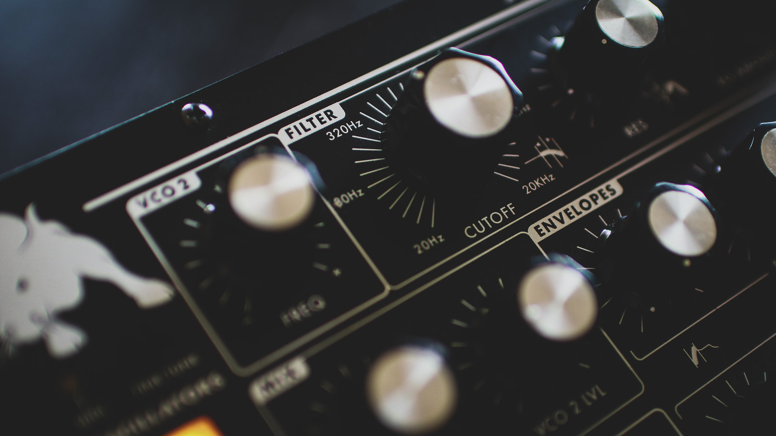 暖かいフィルターが魅力。アナログシンセサイザー Moog Minitaur