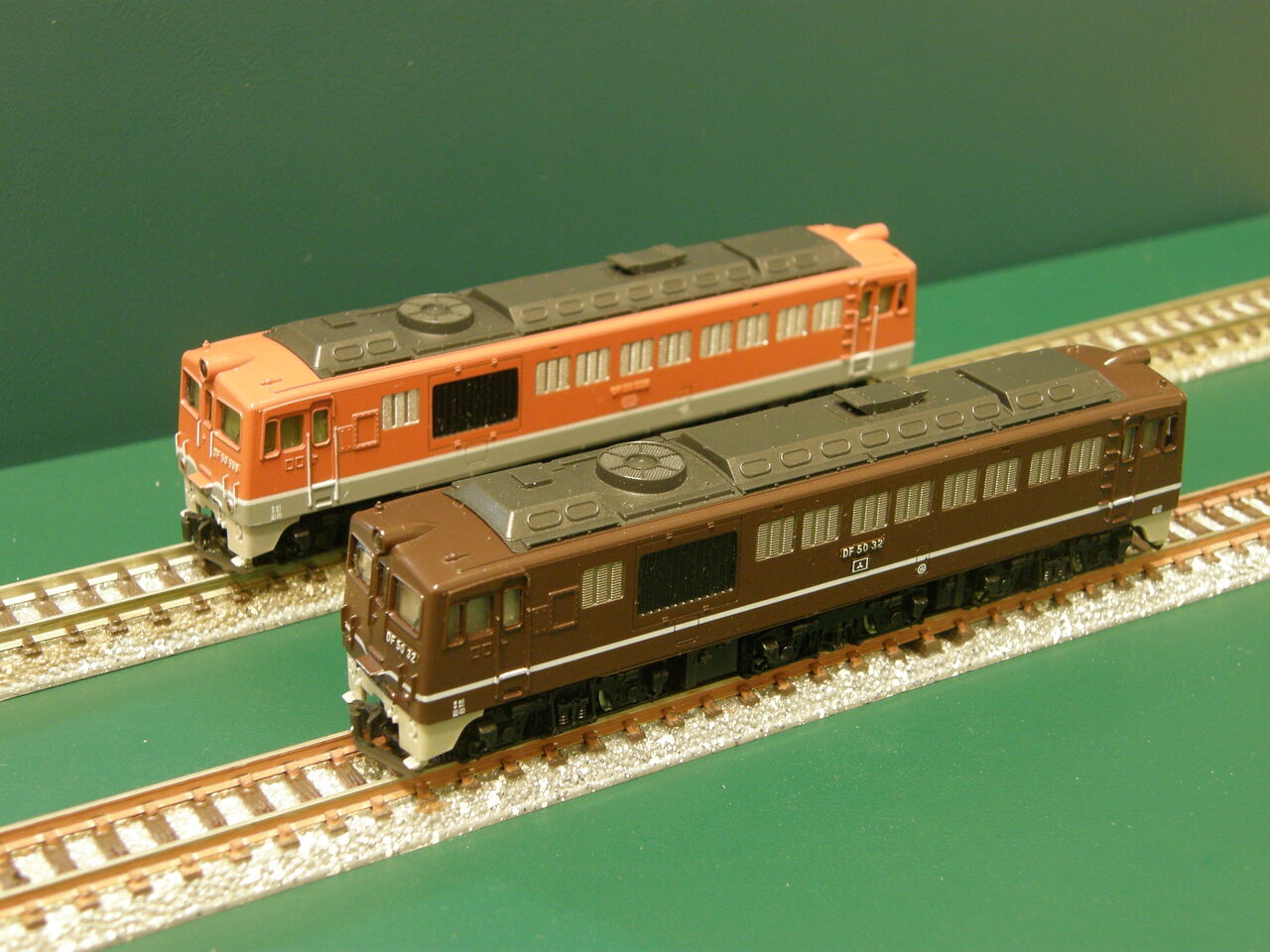 トミックス「DF50形・ブラウン」を、他の機関車と並べてみました