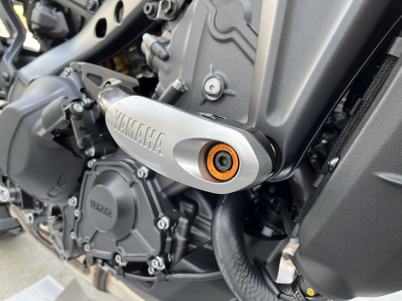 MT-09 SPにサイドプロテクターを付けた : Salaryman C3