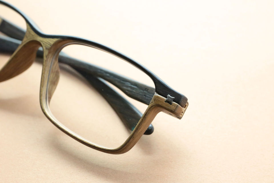 木の温かみを感じる「100％木製のメガネフレーム」 