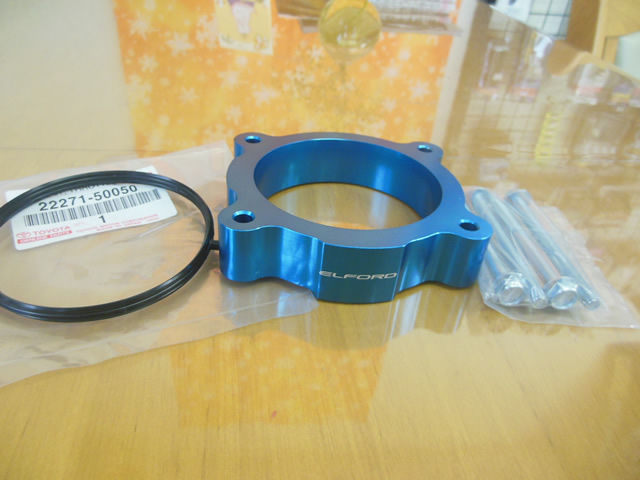 ランドクルーザー200：スロットルスペーサー取付 : ガレージバウムの