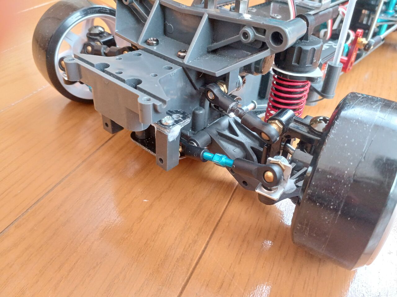 2024/10/6の作業：タミヤ TA03Fのパッシブ4WS化① : お父さんの作業部屋