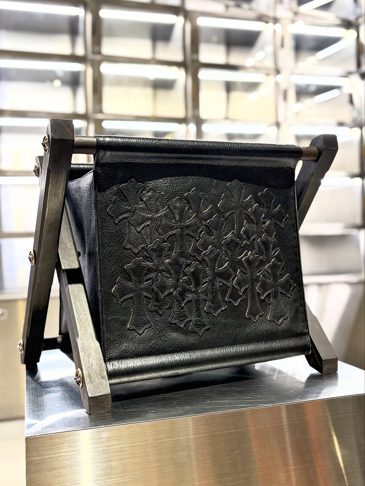 唯一無二のデザインと贅沢な素材使いが光る クロムハーツのマガジン