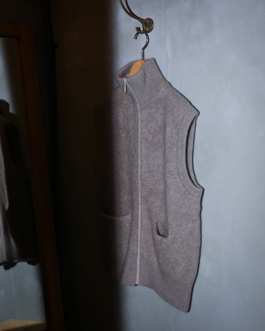 MAATEE&SONS CASHMERE 強圧縮ZIP VEST [CHARCOAL杢/NATURAL BROWN]