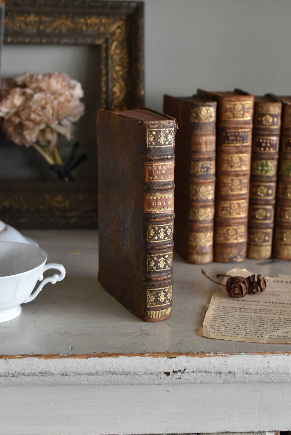 アンティークブック.52 フランスアンティーク雑貨 古書 ディスプレイ