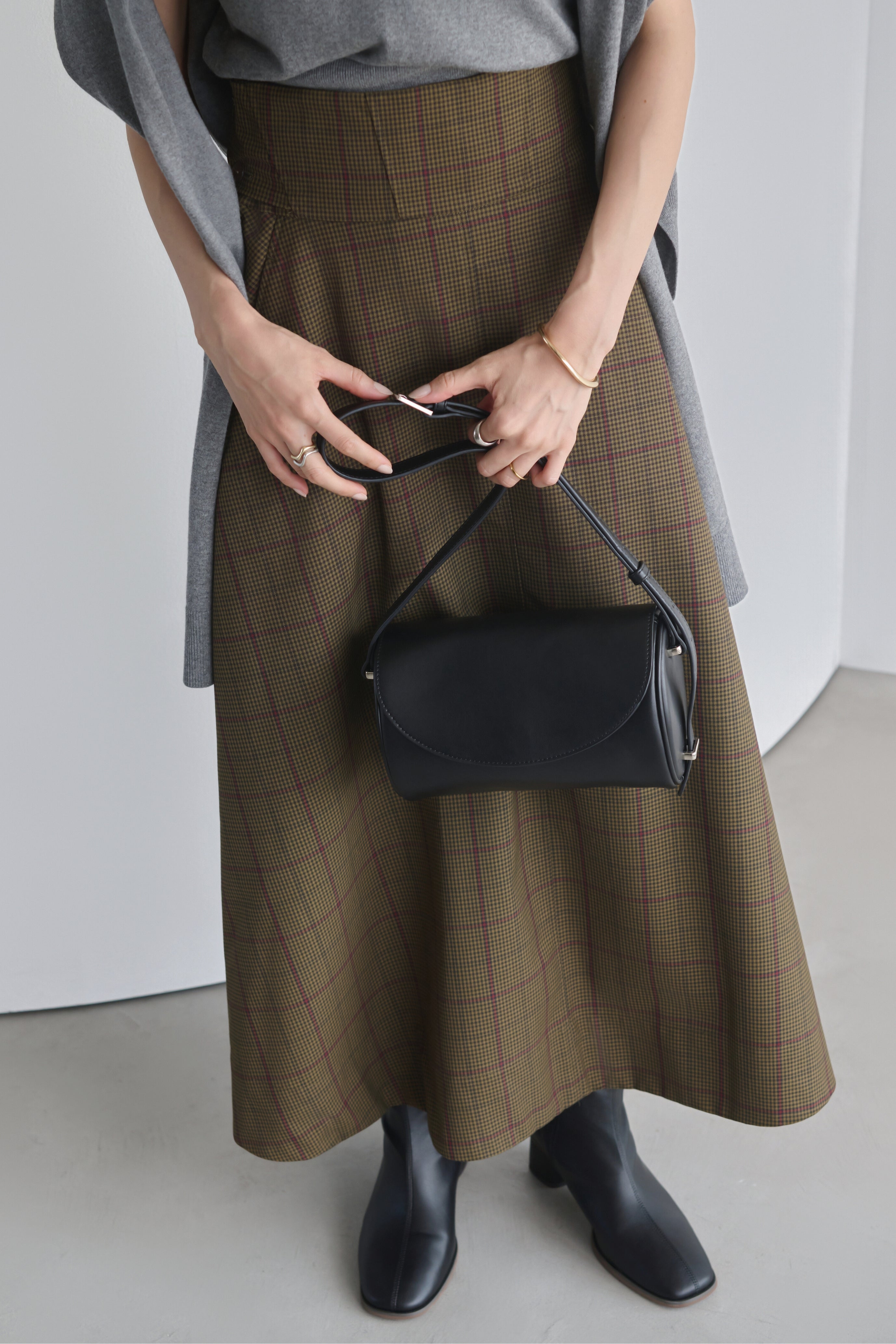 国産アップルレザー製「Apple 2Way Half-moon Bag」| LOVST TOKYO