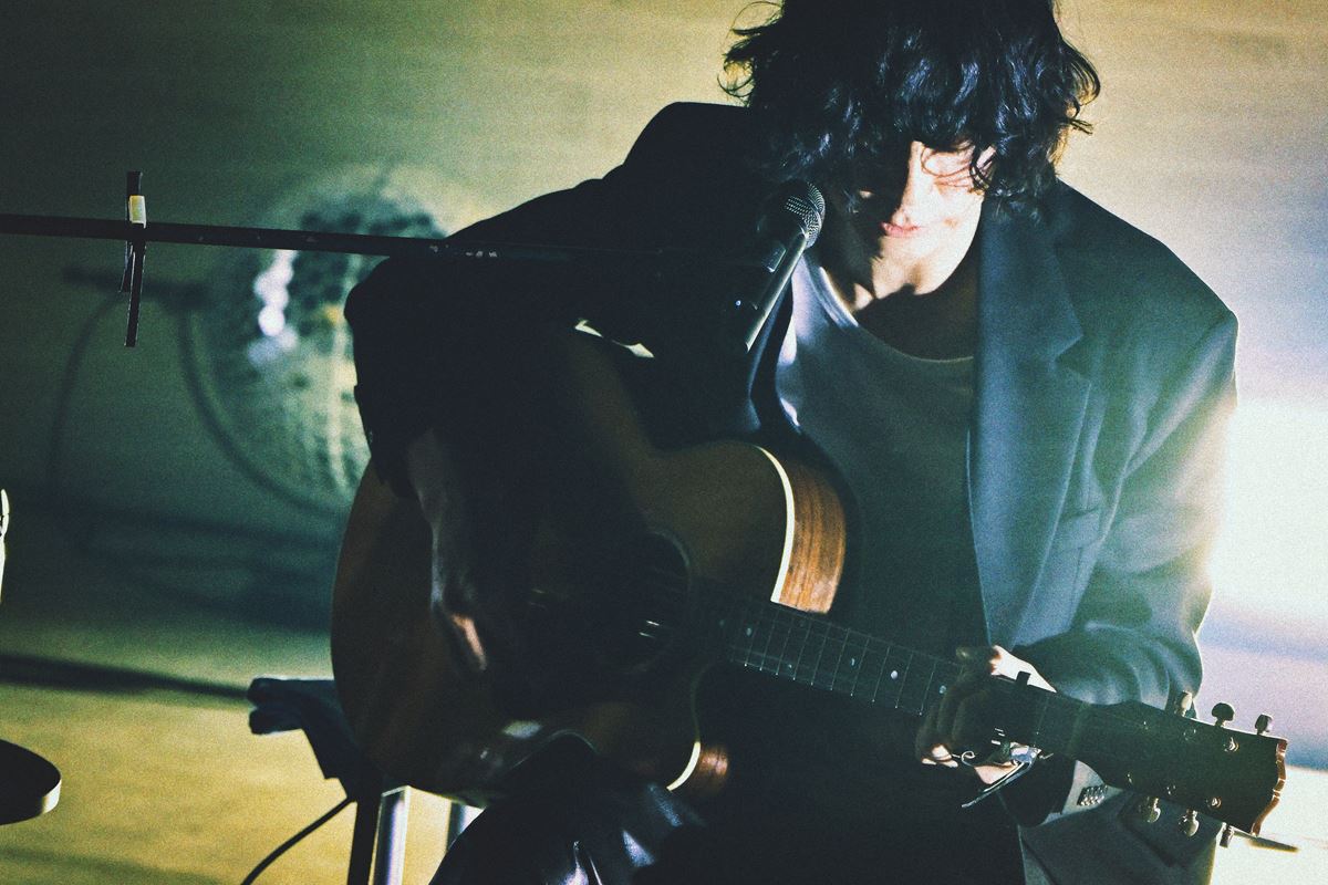 Alexandros] 川上洋平、クリスマスイブに自身のスタジオ模したステージ