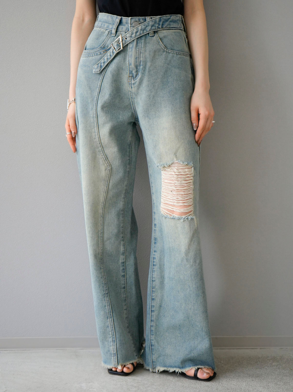 予約]ベルトアシンメトリーダメージデニム/ ライトブルー – Lumier