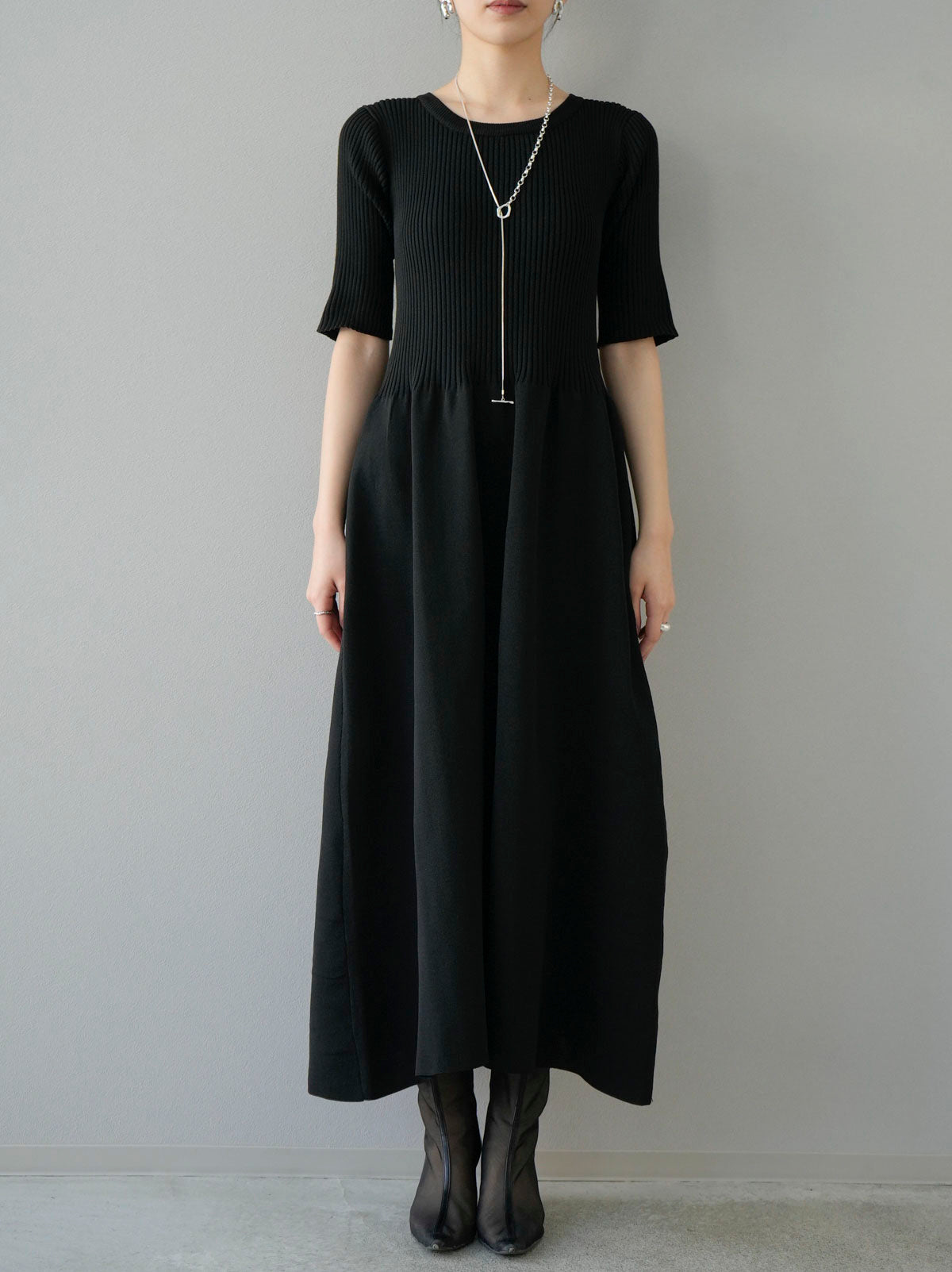 予約]ポリエステルニットペプラムワンピース/ブラック – Lumier