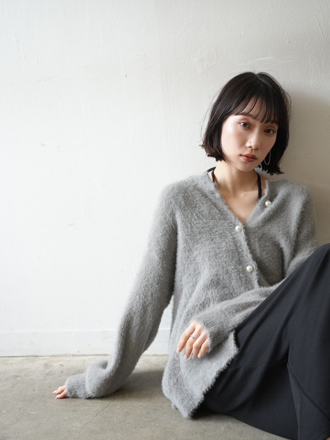 予約]パールボタンシャギーニットカーディガン/グレー – Lumier