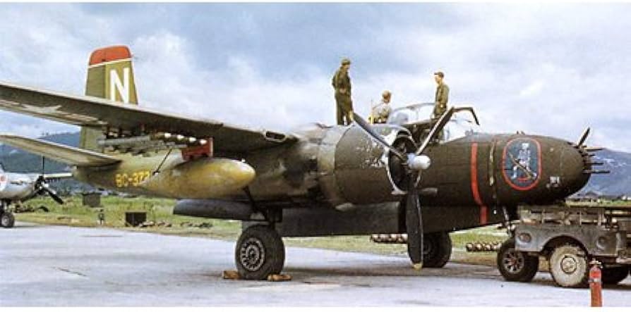 Amazon | ドイツレベル 1/72 A-26B インベーダー 04310 プラモデル