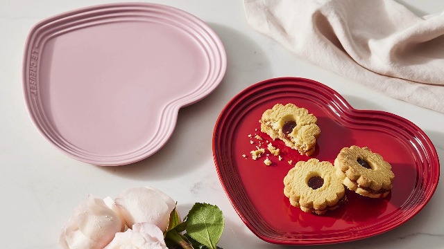 Amazon.com: Le Creuset Signature Enameled Cast Iron Figural Heart