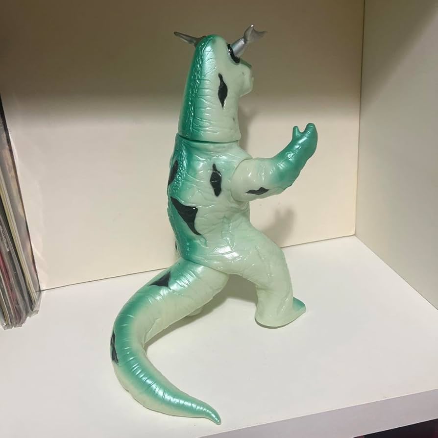 Amazon.co.jp: ブルマァク製 復刻 エレキング 蓄光 ソフビ フィギュア