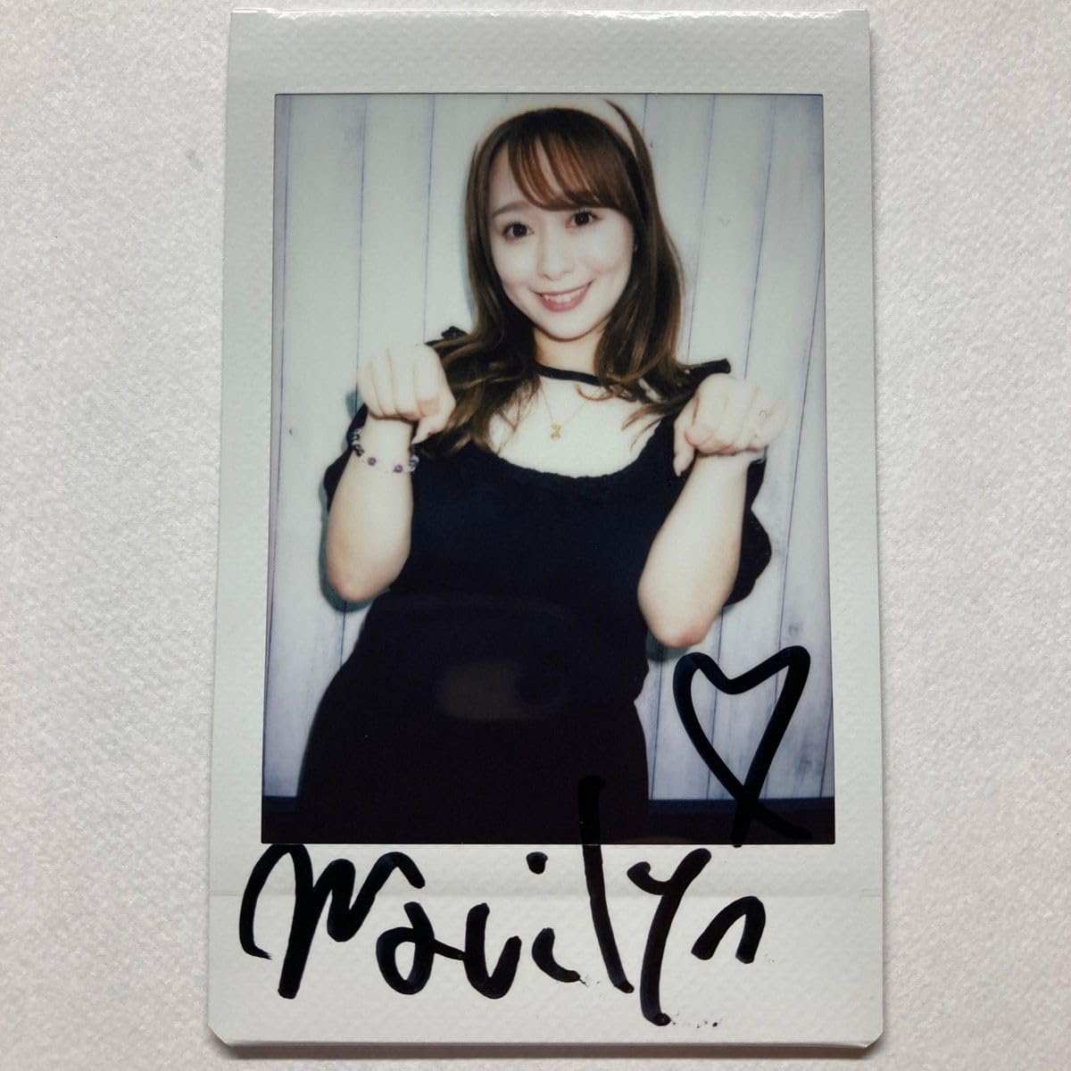 Amazon.co.jp: 白石茉莉奈 直筆サイン入り チェキ : おもちゃ