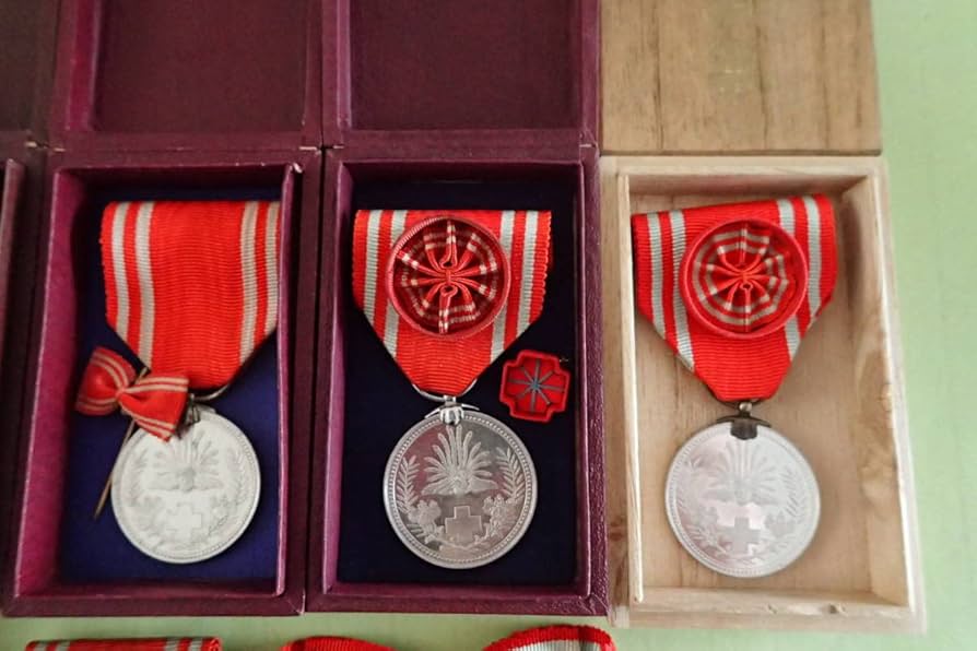 Amazon.co.jp: 勲章明治21年 日本赤十字社 特別社員章終身社員章ケース