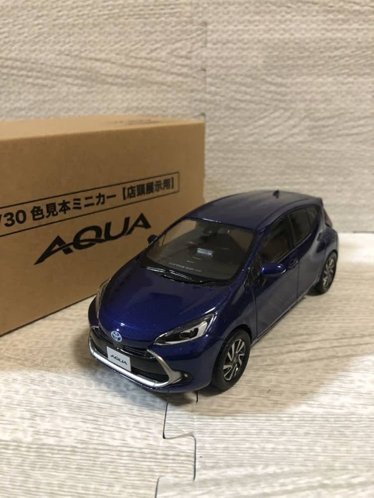Amazon.co.jp: 1/30 トヨタ 新型アクア AQUA カラーサンプル ミニカー