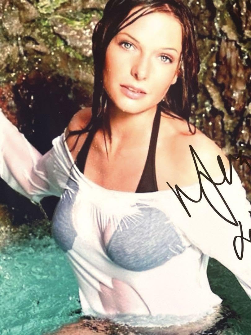 Amazon.co.jp: レベッカファーガソン直筆サイン入り超大型写真Rebecca