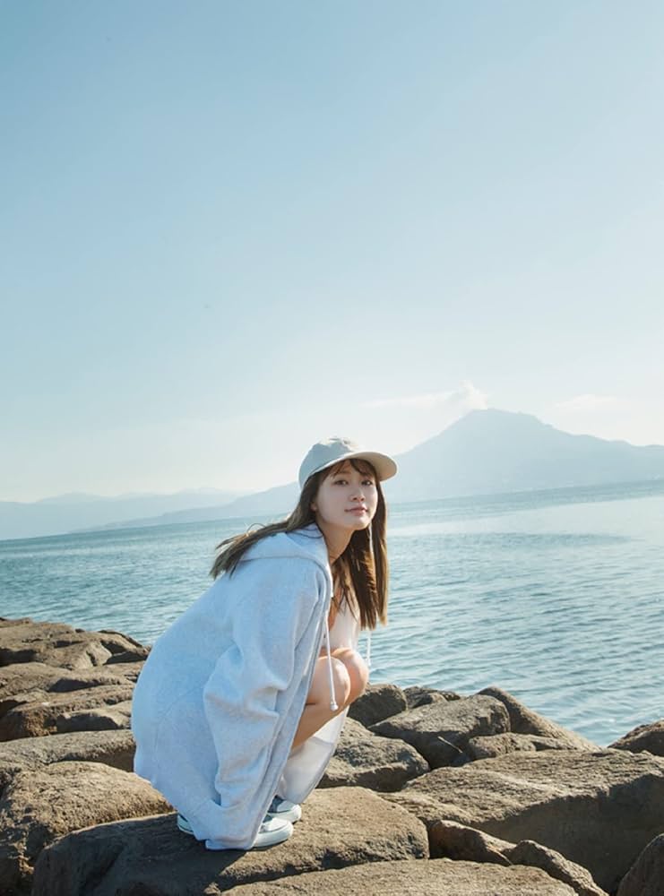 Amazon.co.jp: 生見愛瑠1st写真集 はじまり。 : 生見 愛瑠: 本