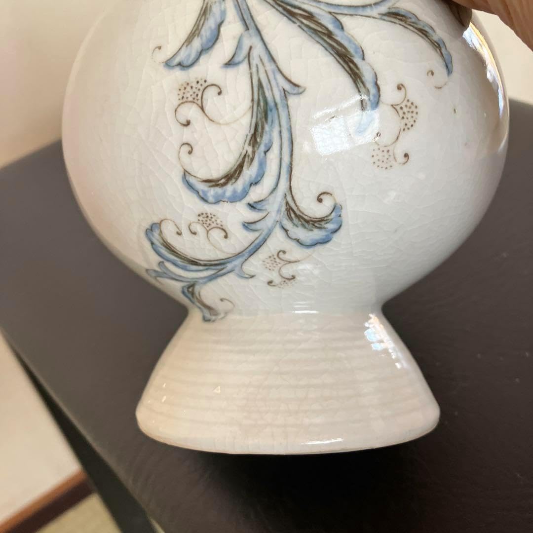 青い花模様の陶器の壺 花瓶 壺 青 中国の壺 白 つぼ 青白い