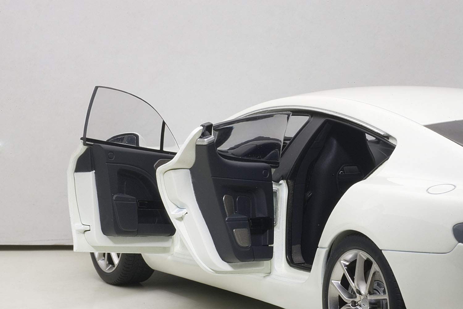 Amazon | AUTOart 1/18 アストンマーチン ラピード S 2015 (ホワイト