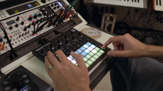 Amazon.com: Novation Circuit Tracks: Groovebox sequencer with