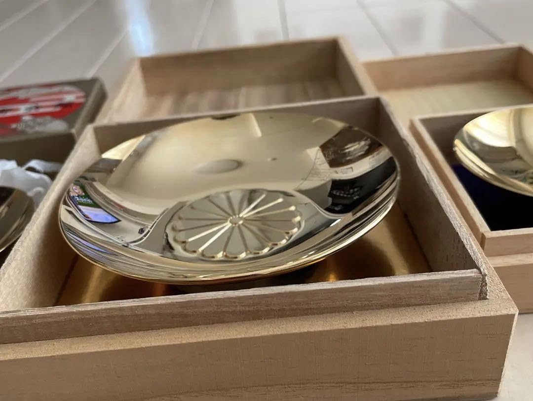 Amazon.co.jp: 天皇陛下喜寿奉祝記念金杯 菊の紋 24KGP その他4点 箱