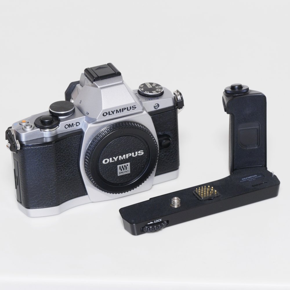 Amazon | OLYMPUS ミラーレス一眼 OM-D E-M5 ボディ シルバー 1605万