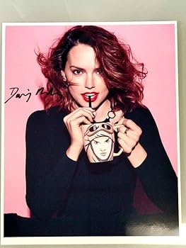 Amazon.co.jp: デイジーリドリー直筆サイン入り大型写真…Daisy Ridley