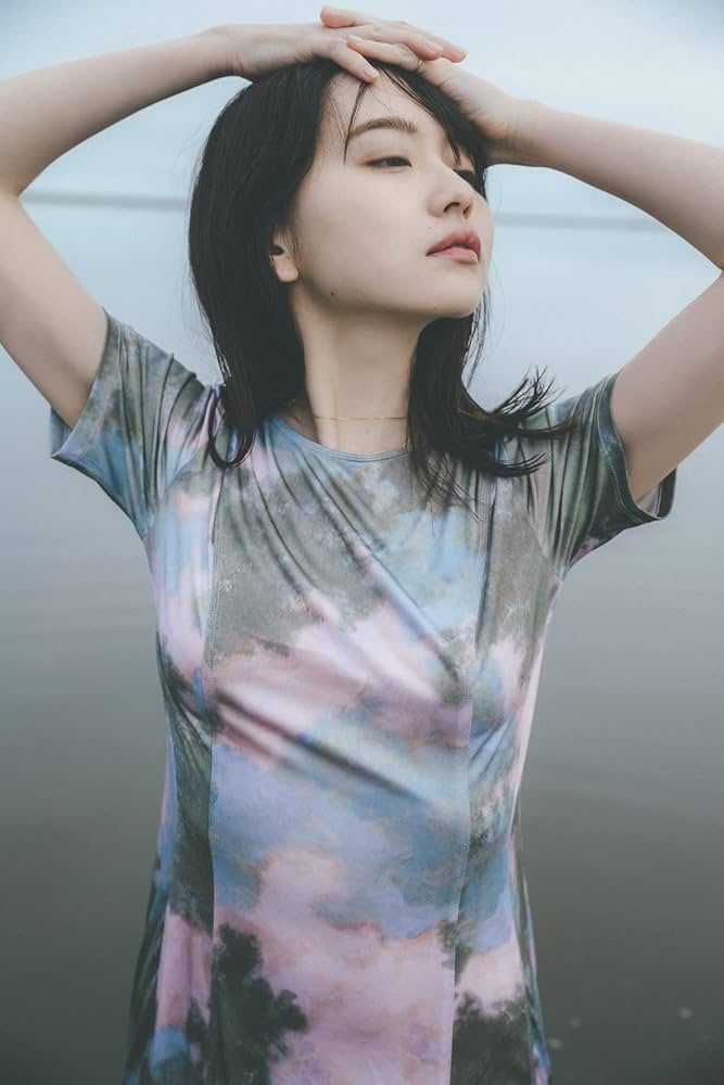 Amazon.co.jp: 山田杏奈セカンド写真集「BLUE」 (B.L.T.MOOK) : 東 京